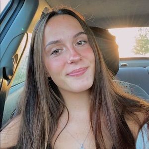 Meet your Posher, Larissa